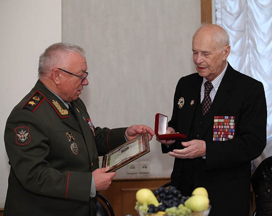 От всех Министров внутренних дел  юбиляра поздравил Анатолий Куликов и вручил ему  орден Клуба военачальников РФ.