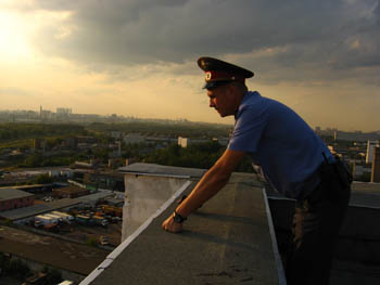 Что делает полицейский на крыше